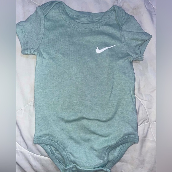 NIKE BABY ONESIE - Picture 1 of 4